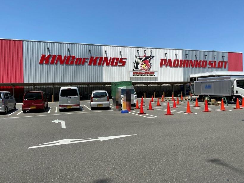 店名が公表されても営業を続ける大阪府堺市のパチンコ店「P.E.KING OF KINGS大和川店」（撮影／今西憲之）