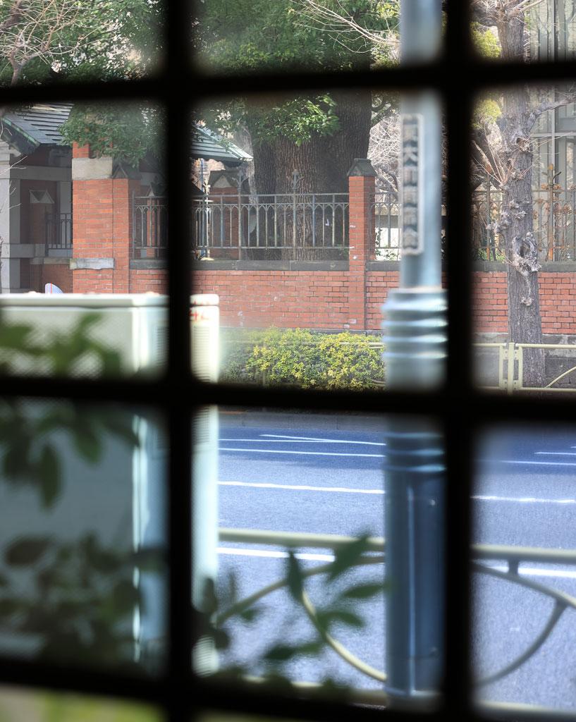 １階の窓からの眺め。道路越し、やや左側に東大正門が立っている　（撮影／写真部・松永卓也）