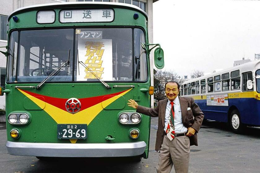 都バス塗装コンペに出展した「特別出品車」を背景にしてインタビューを受ける岡本太郎画伯。芝浦工場（撮影／諸河久：1982年3月16日）