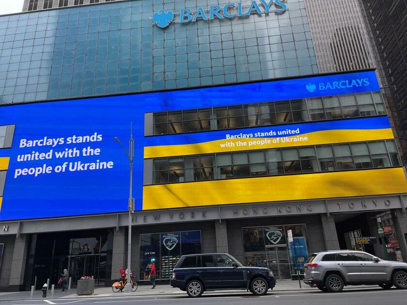 ニューヨークの英金融大手バークレイズのビル前面には、ウクライナを支援するメッセージが示された（photo：津山恵子）