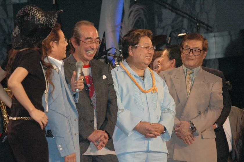 ２００５年１１月、当時の所属事務所のパーティーに出席した志村けんさん（左から３人目）らザ・ドリフターズのメンバー（Ｃ）朝日新聞社