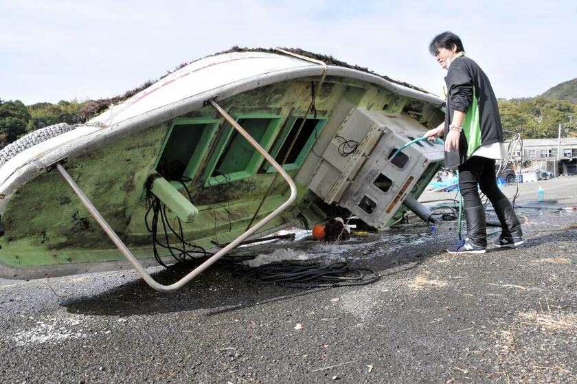 トンガ噴火による潮位の変動で転覆した漁船も引き揚げられた（高知県）