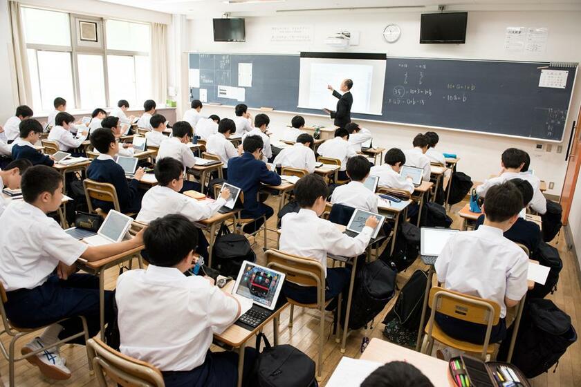 世田谷学園／中学１年の数学の授業。全教室に電子黒板が導入され、生徒はｉＰａｄを使って授業を受ける。低学年のうちに基礎学力をしっかりと身に付ける（撮影／写真部・小山幸佑）
