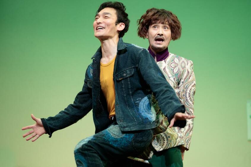 個性的な俳優たちとの競演も見どころ。「犬」を演じる草なぎ剛(左)と外国からやってきた夫の友人役の畠中洋=撮影・遠崎智宏
<br />