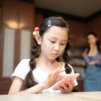 SNSが子どものメンタルヘルスに与える悪影響 2時間以上はうつ病のリスク高める 3万人調査