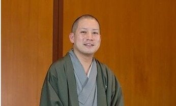 ヘンリーさんは一人末席で酎ハイをチビチビ 春風亭一之輔が創作する「チャールズ国王の戴冠式」