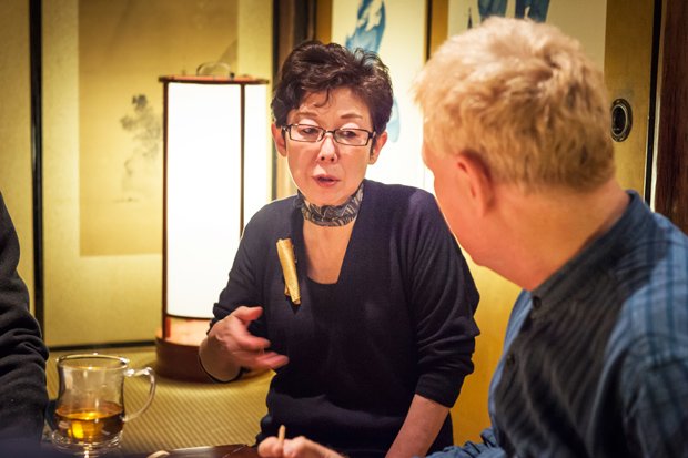 ジュエリー作家、素食研究家 松永智美さん/アレックス・カーさんに料理の説明をする松永さん。自身のアトリエ「貌 KATACHI」を拠点に活動する(撮影/楠本涼)
