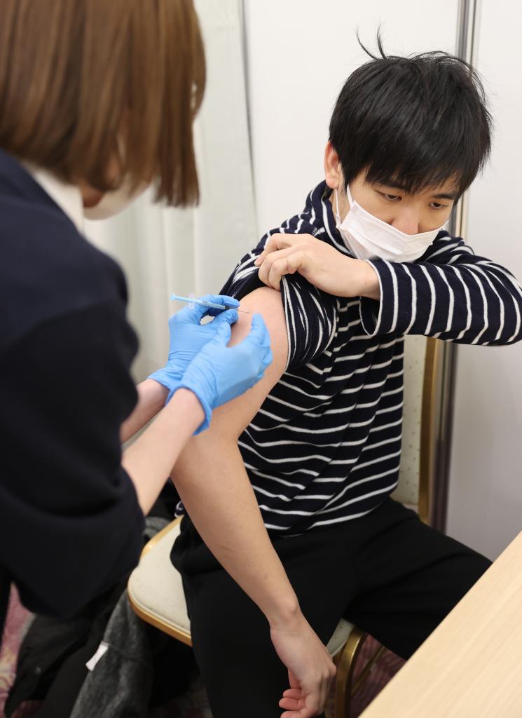 3回目のワクチン接種が行われている。重症化を防ぐ効果もあるとされるが、接種率はまだ低い