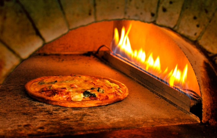 特製のピザ窯で焼くピザが大人気（画像はイメージ）