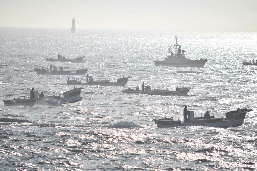 歯舞群島の貝殻島周辺でのコンブ漁の様子