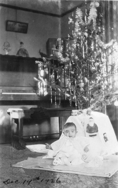 生後７カ月の明子さんがロサンゼルスの自宅で迎えた初クリスマス。同年製造のボールドウィン社のピアノも見える（写真：一般社団法人ＨＯＰＥプロジェクト提供）