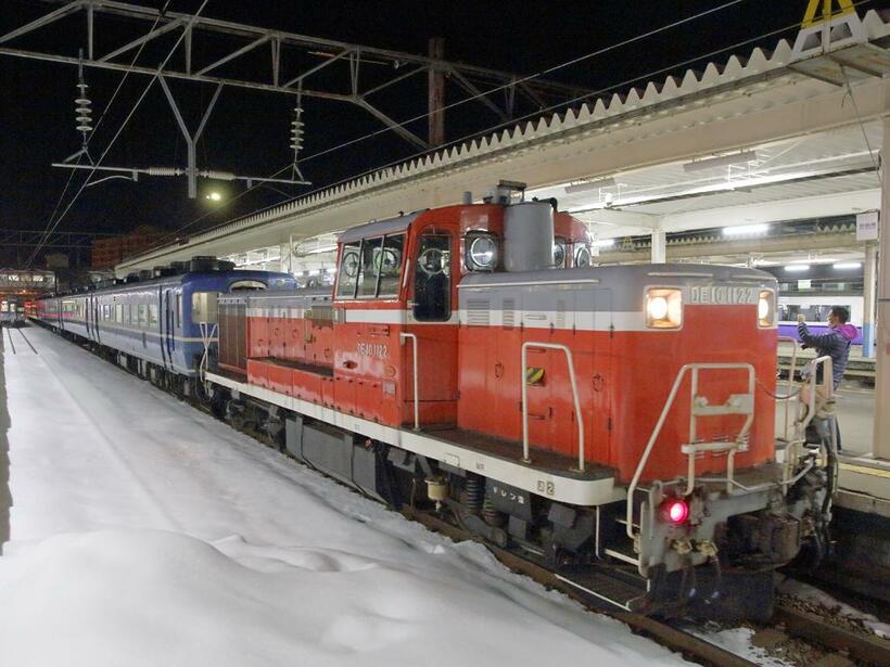 DE10形に牽引されて青森駅に入線する急行「はまなす」。写真の反対側の先頭に、本来の牽引機のED79形が連結されている　(C)朝日新聞社