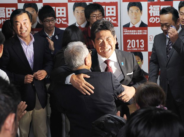 川崎市長選でも無所属の新顔候補が、自民、民主、公明の３党が推薦する候補に勝利。菅義偉官房長官のお膝元でも異変が起きている　（c）朝日新聞社　＠＠写禁