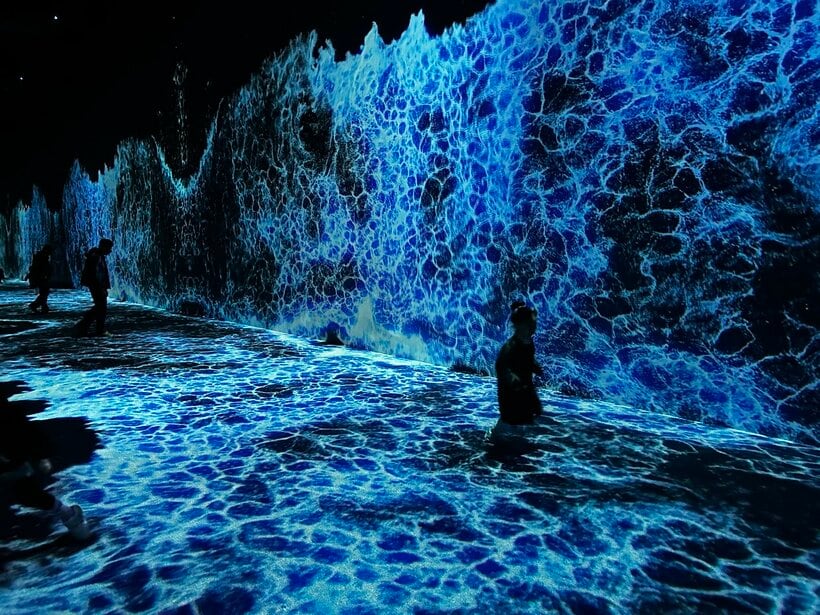 「アルテミュージアム釜山」は、2024年7月にオープンしたばかり。「波」の没入感はちょっと怖いくらい