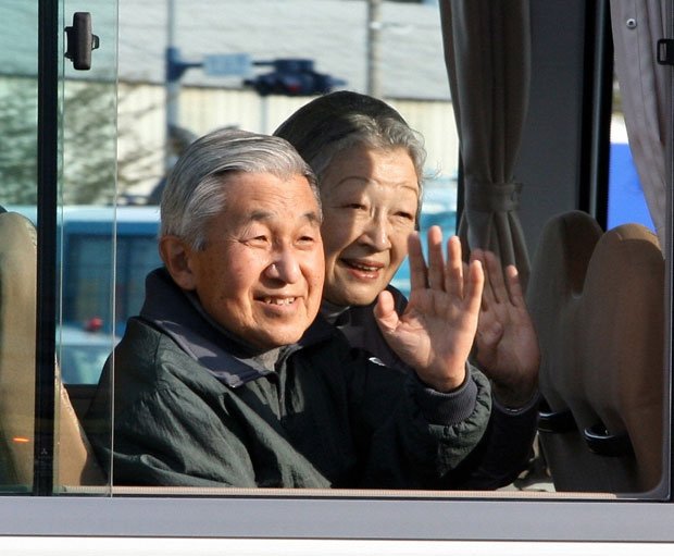 岩手県宮古市で、バスの中から被災者たちに手を振る＝１１年５月　（ｃ）朝日新聞社