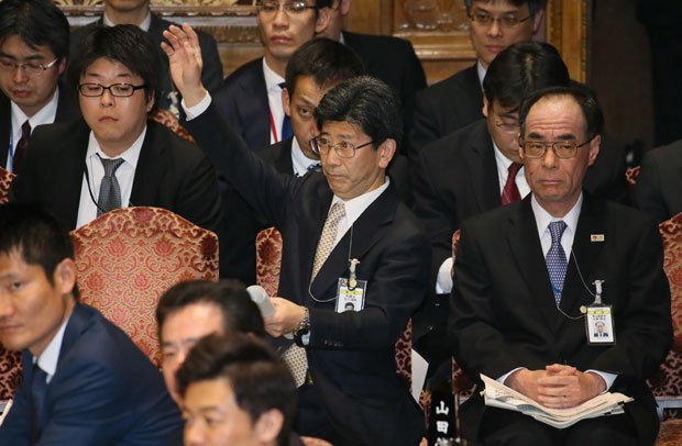 安倍首相を守るため、国会で苦しい答弁を続ける財務官僚たち（c）朝日新聞社