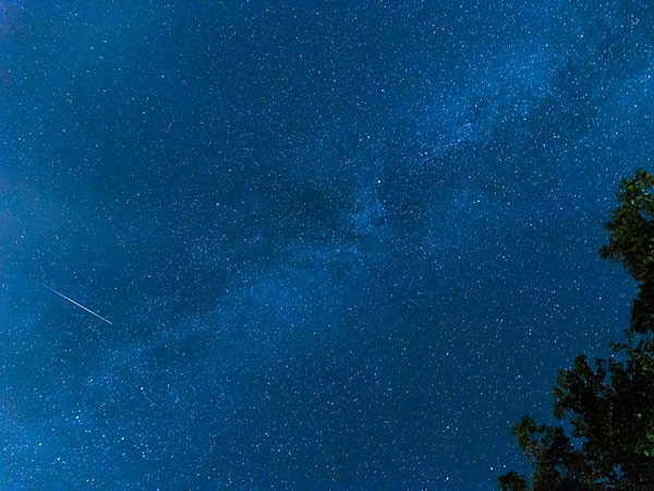 夜半から未明に空を翔るペルセウス座流星群