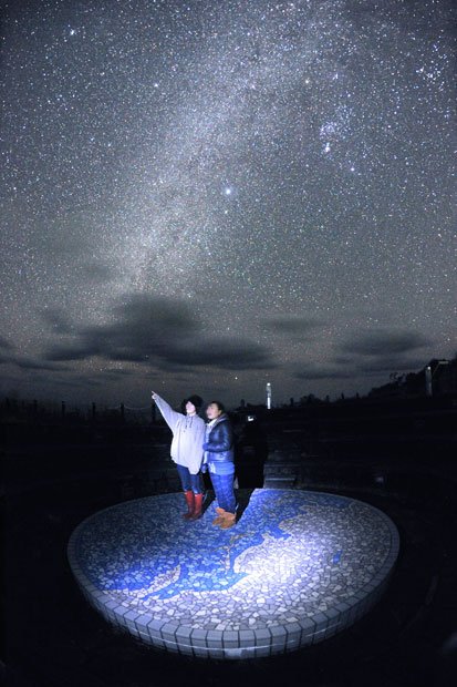 伊豆諸島最南端にある青ケ島（東京都）。３６０度のパノラマビューの星空はまるで宇宙船に乗っているかのよう（撮影／井川俊彦）
<br />