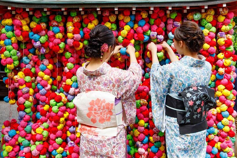 色鮮やかな「くくり猿」が人気の八坂庚申堂（写真：「健康さんぽ　京都」）