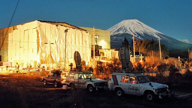 １９９５年３月２０日　地下鉄サリン事件／オウム真理教による一連の凶悪犯罪は、平成の事件史に大きな「傷痕」を残した。特に、地下鉄サリン事件は世界で初となる化学兵器による無差別テロとなった。写真は当時、山梨・旧上九一色村にあった第７サティアン　（ｃ）朝日新聞社