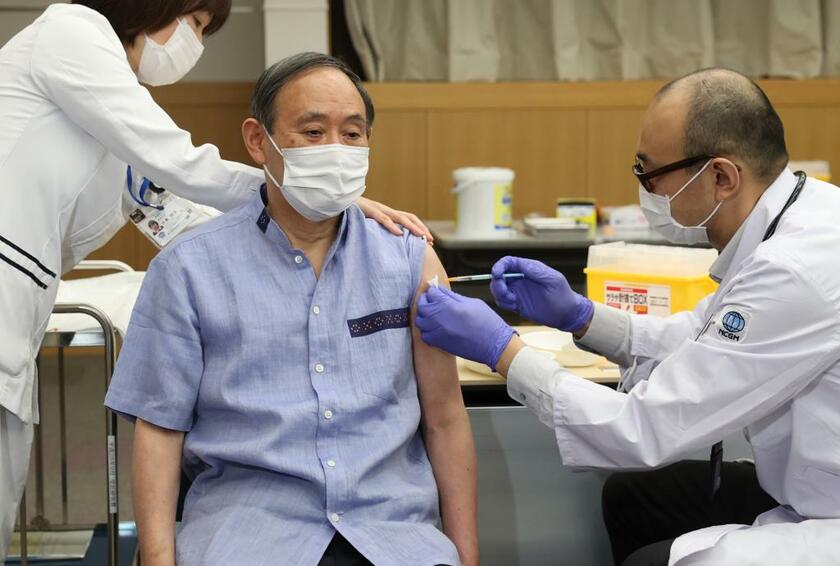 今年3月、新型コロナウイルスワクチンを接種する菅義偉首相　(c)朝日新聞社