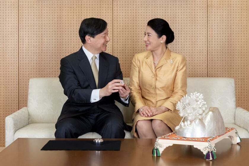 天皇陛下と雅子さまが目を合わせて談笑する姿から、和気あいあいとした雰囲気が伝わってきた／12月3日、東京・赤坂御所で（写真：宮内庁提供）