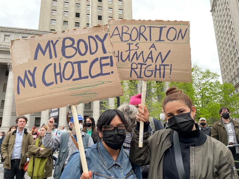 人工中絶は違法になるとされる最高裁判事意見書草案に反対するため、ニューヨークに急きょ約千人が集まった／５月４日（写真：津山恵子）