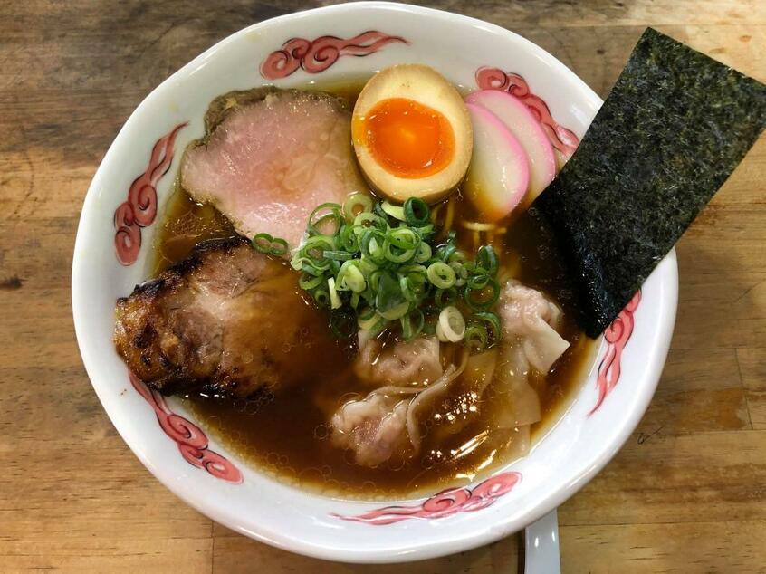 肩ロースチャーシュー、モモチャーシュー、半玉、メンマ、かまぼこがのった「流星プレミアム」は一杯1000円(筆者撮影)