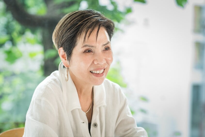明るい笑顔で取材に応じる石橋さん。ご縁を大切にしながらチャレンジを続けてきた。「成長につなげるには向上心とタイミングが大切」と話す(撮影:品田裕美)