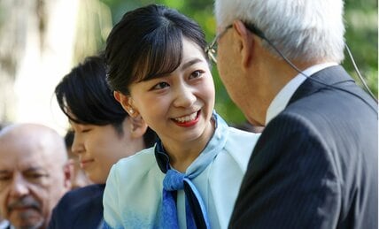 佳子さま   地球の裏側でもメイドインジャパン！  ｢海の宝石｣真珠と青の装い　作り手は皇室デザイナーの｢教え子｣