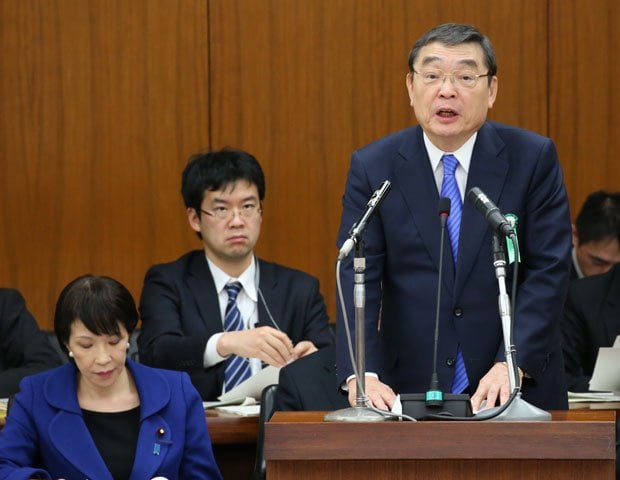 今年３月、衆院総務委員会でＮＨＫの予算案を説明する籾井会長と高市総務相（左）　（ｃ）朝日新聞社