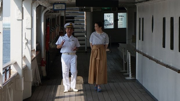 女優のミムラさん(左)と氷川丸の金谷船長