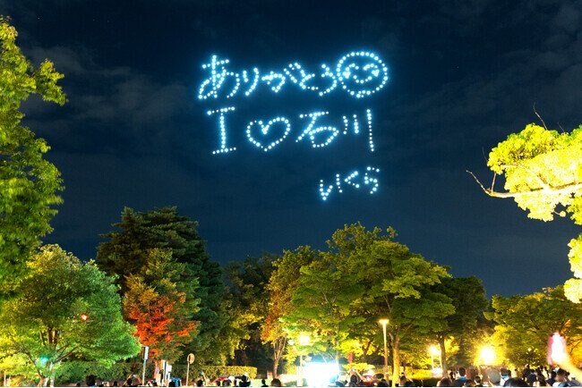 写真・図版（1枚目）| YOASOBI、石川県ライブ後に初ドローンショーでファン歓喜！「YOASOBI HALL TOUR 2025 WANDARA」終演後、メンバーから石川県へ贈る直筆サプライズメッセージが夜空を彩る！！