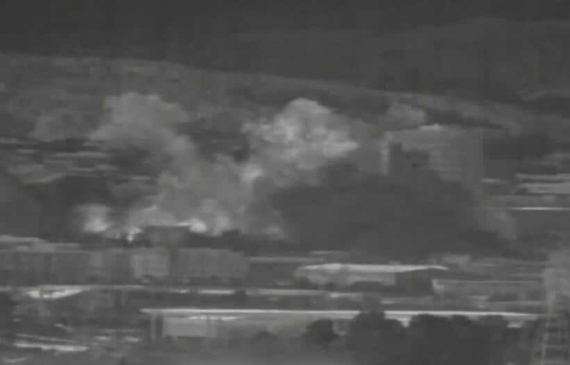 爆破される南北共同連絡事務所。建物から煙が上がっている＝韓国国防省提供の動画から　（ｃ）朝日新聞社