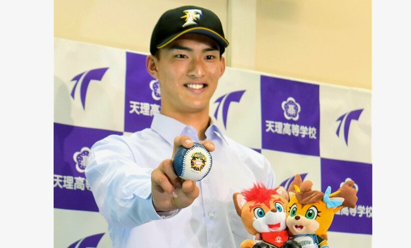 2021年、ドラフトで日本ハムに1位指名されポーズを取る達