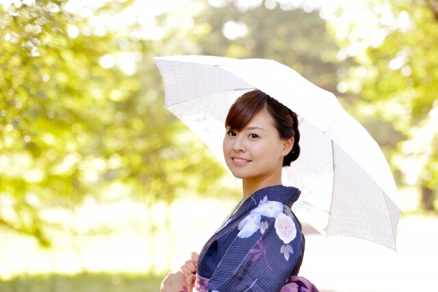 日傘をさして涼しげに　晴雨兼用傘が便利です！