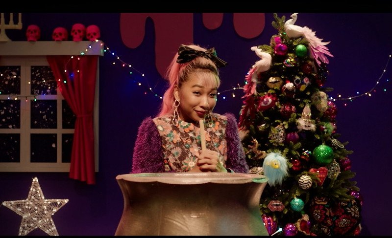 青山テルマ、「Fun Fun Christmas」MVで“おまじないダンス”を披露