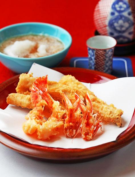 天庄 別館　天ぷら
<br />湯島で江戸前天ぷらの伝統を受け継ぐ店。注文を受けてからお客の目の前でさばいて揚げる、いきのいい海老や穴子が絶品。油っぽさがなく、素材を生かした軽やかな揚がり具合がこの店の持ち味だ。年が明ければ白魚や、フキノトウなど山菜も入荷して楽しみが増える。お好みの単品もしくはコース（５５００円～）で提供。昼の天丼９８０円。税別　（撮影／写真部・加藤夏子）