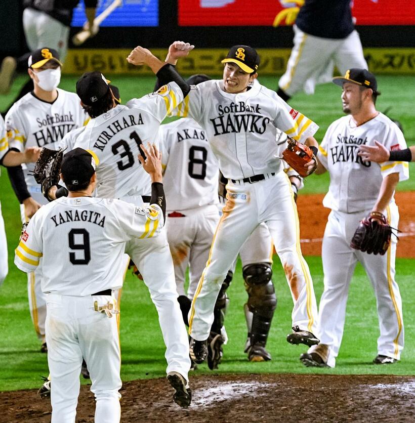 リーグ優勝を決めて喜ぶソフトバンクの選手たち＝１０月２７日、ペイペイドーム　（ｃ）朝日新聞社