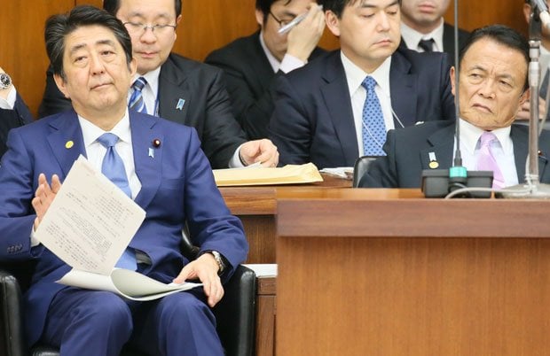 国会で野党から追及される安倍首相と麻生財務相