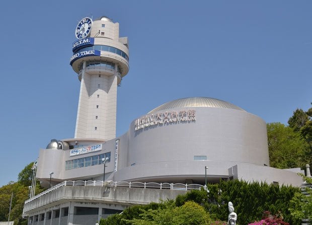 楽しいイベントを企画した明石市立天文科学館は、日本標準時子午線の真上に建つ