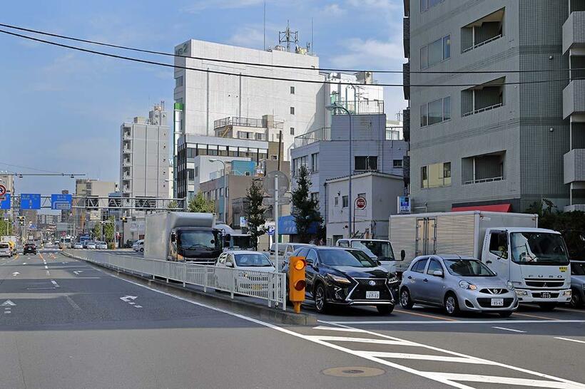 旧赤羽終点付近の北本通りは、両側7車線に拡幅されていた。北本通りはこの赤羽交差点を右折して、新河岸川と荒川に架かる新荒川大橋渡り、川口市に向かっている（撮影／諸河久：2019年9月27日）