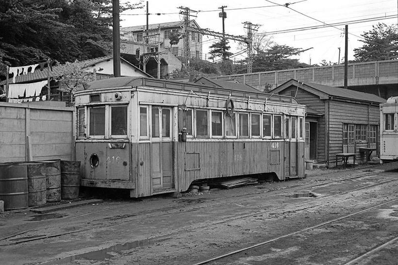 麦田車庫の片隅に鎮座した416号の廃車体は作業員詰所に転用されていた。（撮影／諸河久）