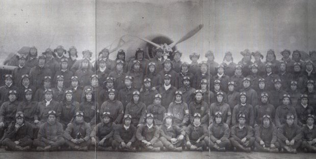 真珠湾攻撃直前に撮影した空母加賀艦攻隊の記念写真。後列から2列目、右端が前田氏