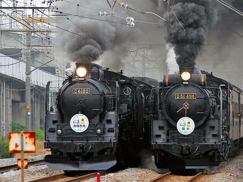 高崎駅を出発したC61 20（左）とD51 498。C61は「SLぐんま　よこかわ」、D51は「SLぐんま　みなかみ」として運用されている(C)朝日新聞社