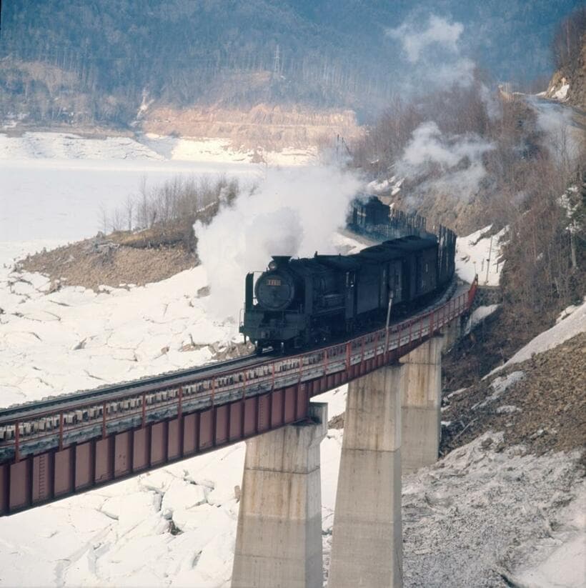 【士幌線】1987年3月23日廃止。北海道の帯広駅を起点として士幌を経由、十勝三股駅まで結んでいた。糠平湖を渡る9600形蒸気機関車（SL）／1969年4月撮影（写真・朝日新聞社）