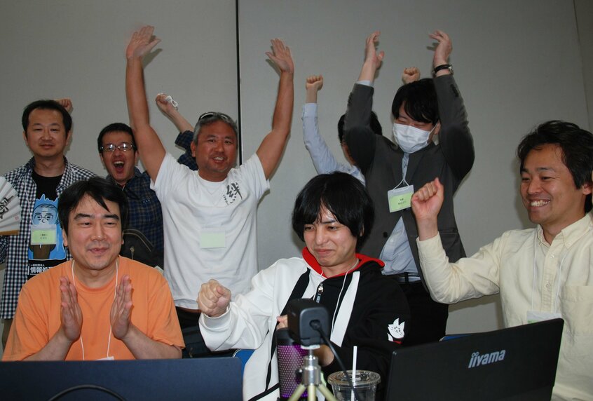 世界コンピュータ将棋選手権で優勝した水匠開発者・杉村達也さん(中央)(写真:松本博文)