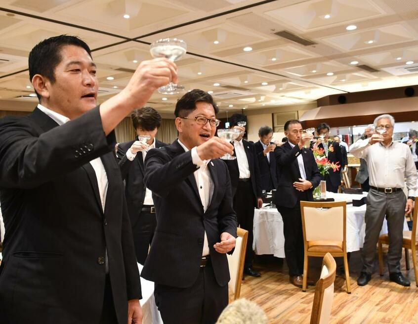 「新しい宴会」を提案する高知県幹部ら (c)朝日新聞社