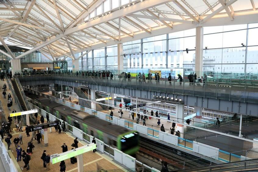 高輪ゲートウェイ駅／敷地は以前、ＪＲの線路が東京湾のある海側と、山の手の住宅街を分断していた。駅舎だけでなく、配置や動線を含め、建築全体がまちをつなぎ直すことを意図した（ｃ）朝日新聞社
