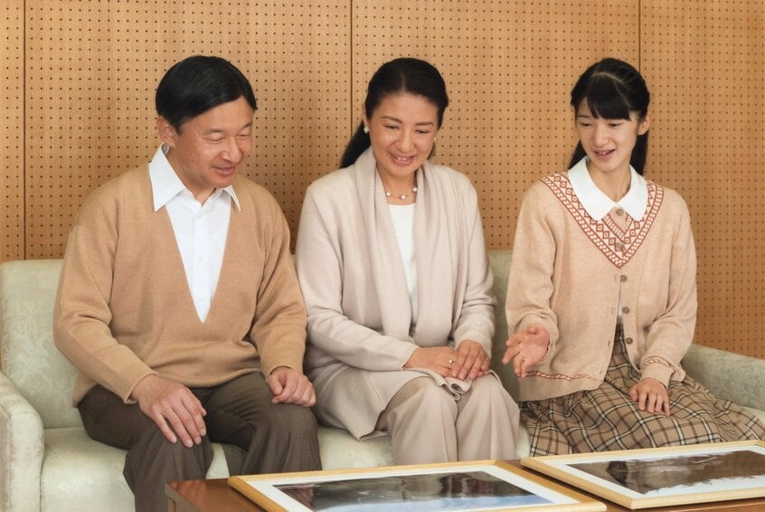 雅子さまの誕生日に公表された写真。愛子さまの体重が落ちた時も、ご両親は静かに見守った。=2016年12月、宮内庁提供